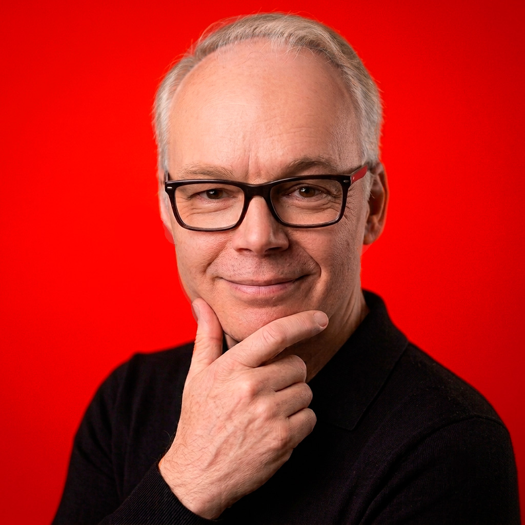 Portrait von Johannes Mattern vor rotem Hintergrund, Johannes Mattern ist Spezialist für das Recruiting von Marketing-Führungskräften